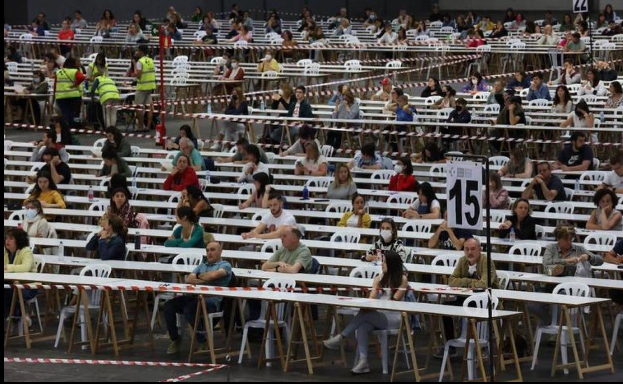 Aspirantes en el BEC de Barakaldo durante una OPE de Osakidetza 
