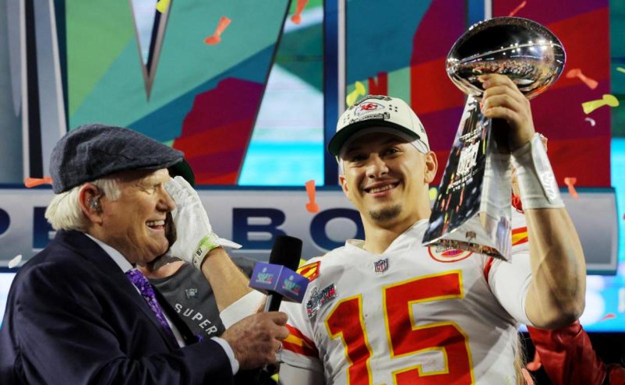 Patrick Mahomes, quarterback de los Kansas City Chiefs, levanta el trofeo Vince Lombardi