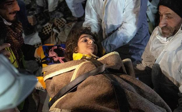 Rescue team carry 11-year-old girl after finding her in rubble in Hatay