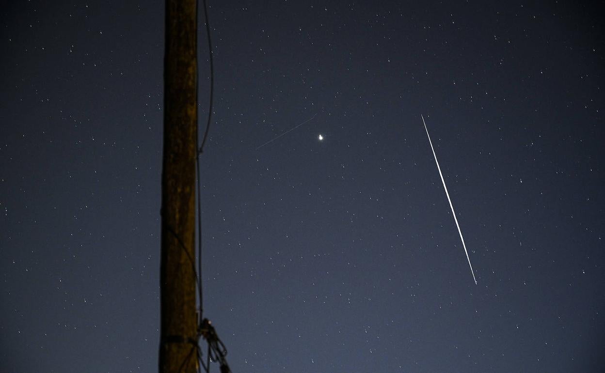 El satélite Starlink, a su paso por Tolosa el lunes.