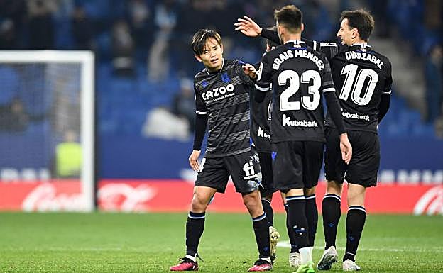 Take Kubo recibe las felicitaciones de sus compañeros tras marcar el gol que abrió el lunes el marcador.