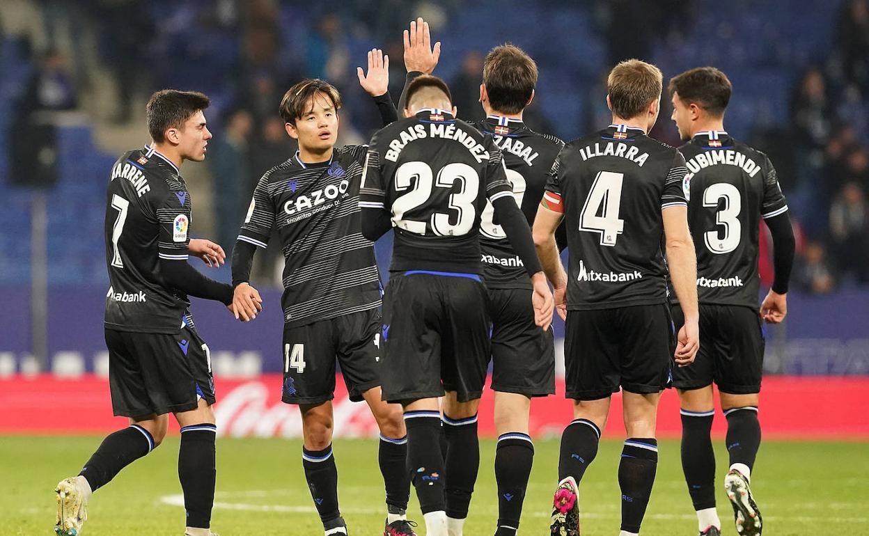 Los jugadores de la Real celebran la victoria ante el Espanyol.