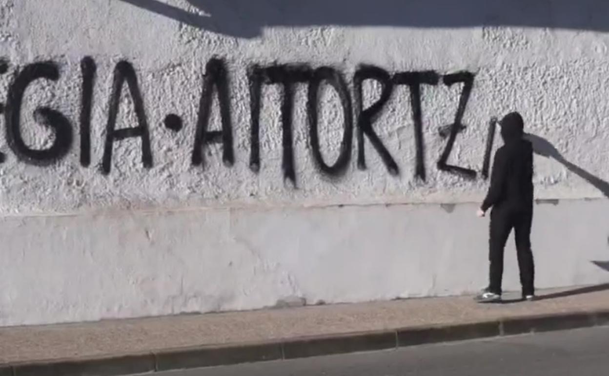 Fotograma del vídeo en el que los jóvenes realizan una pintada en la fachada de La Cumbre.
