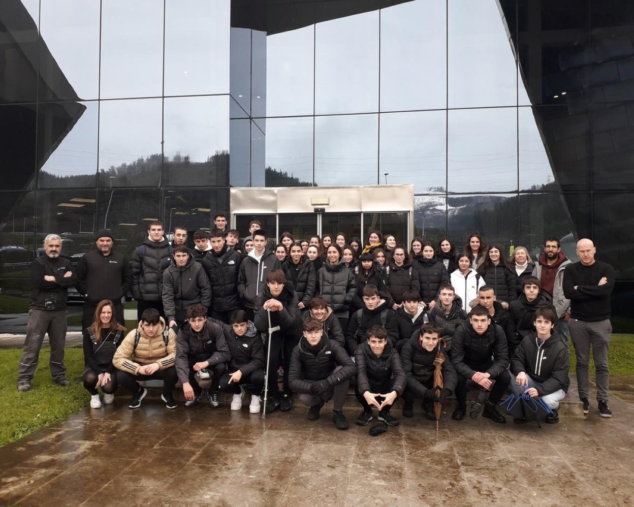 Los alumnos de la Urretxu-Zumarraga Ikastola en su reciente visita a las instalaciones de Irizar.