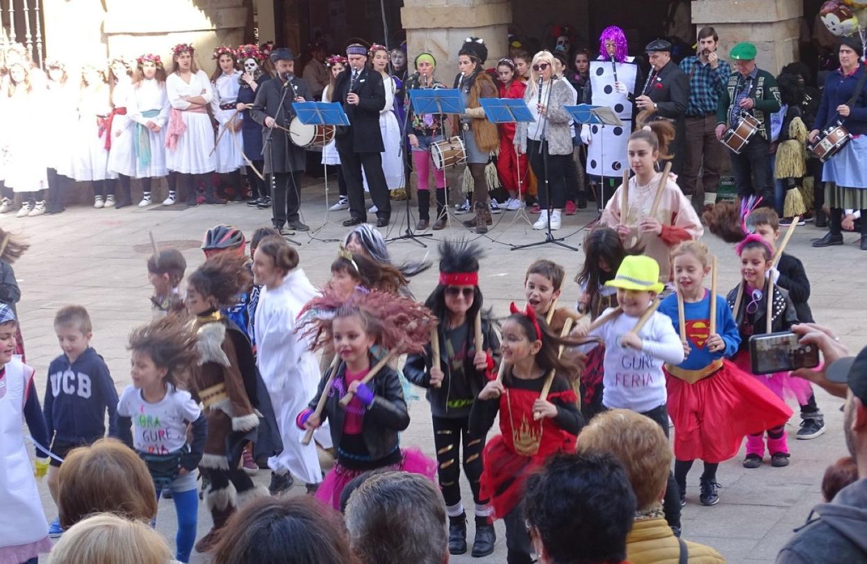 Bailes y disfraces son una combinación perfecta para la exhibición de Carnaval de Oinarin. 