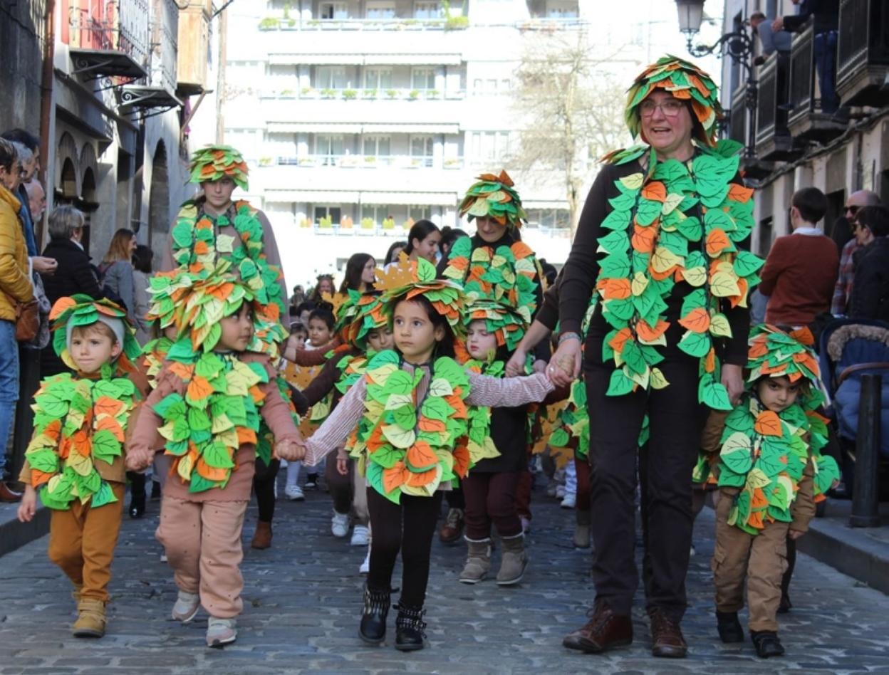 Desfile koloretsua eskaini zuten herriko haurrek. 