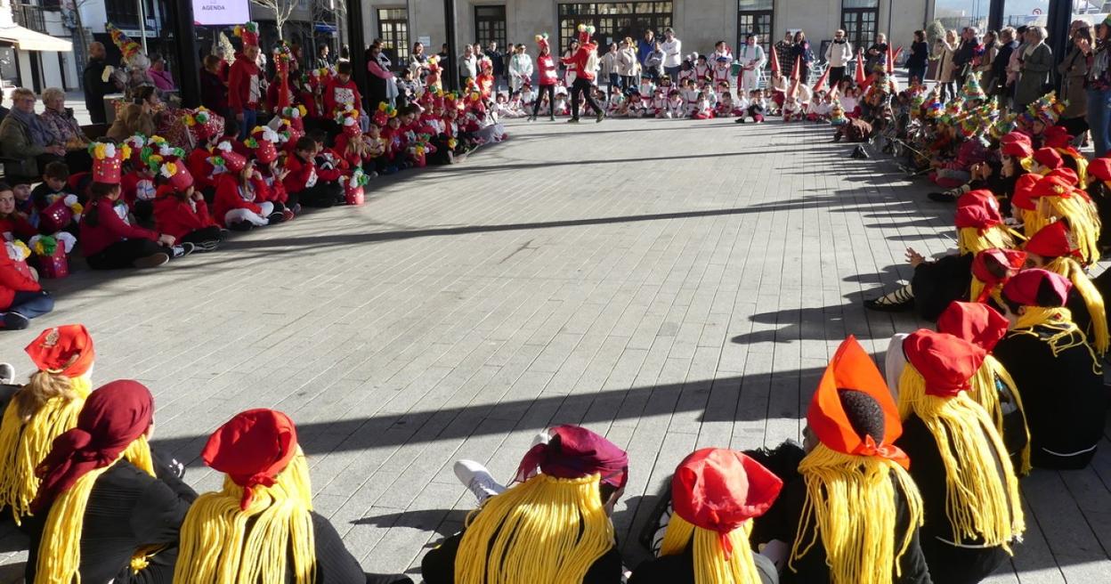 Zaraguetako ikasleek kalejira egin zuten, geldialdiak eginaz, eta herriko plazan dantzak eskainiaz. 