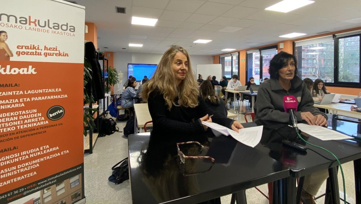 La directora de Inmakulada Ikastetxea, Ana Monge, y la alcaldesa de Tolosa, Olatz Peon, en la reciente presentación realizada en el centro. 