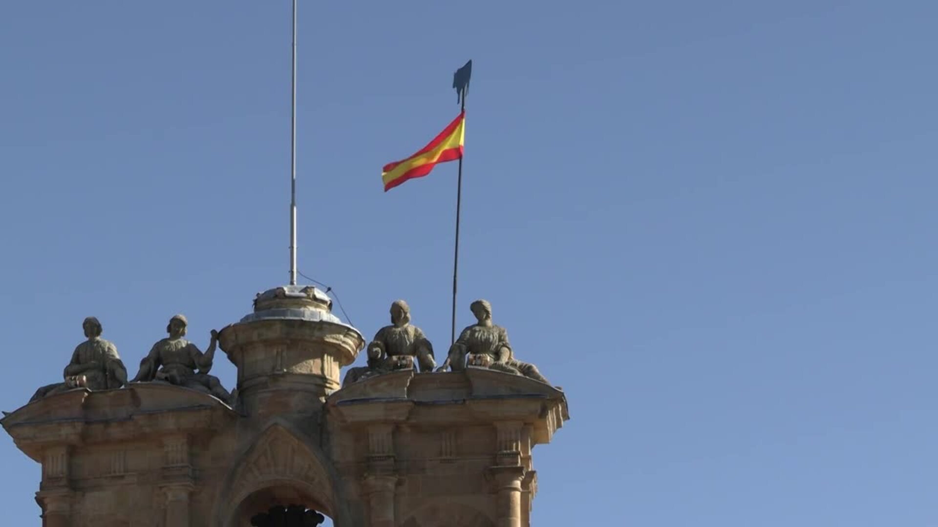 'La Mariseca' ondea en lo alto de la Plaza Mayor de Salamanca