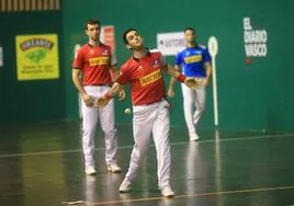 Jokin Altuna realiza un saque este lunes en el Astelena de Eibar ante la mirada de Martija y Albisu.