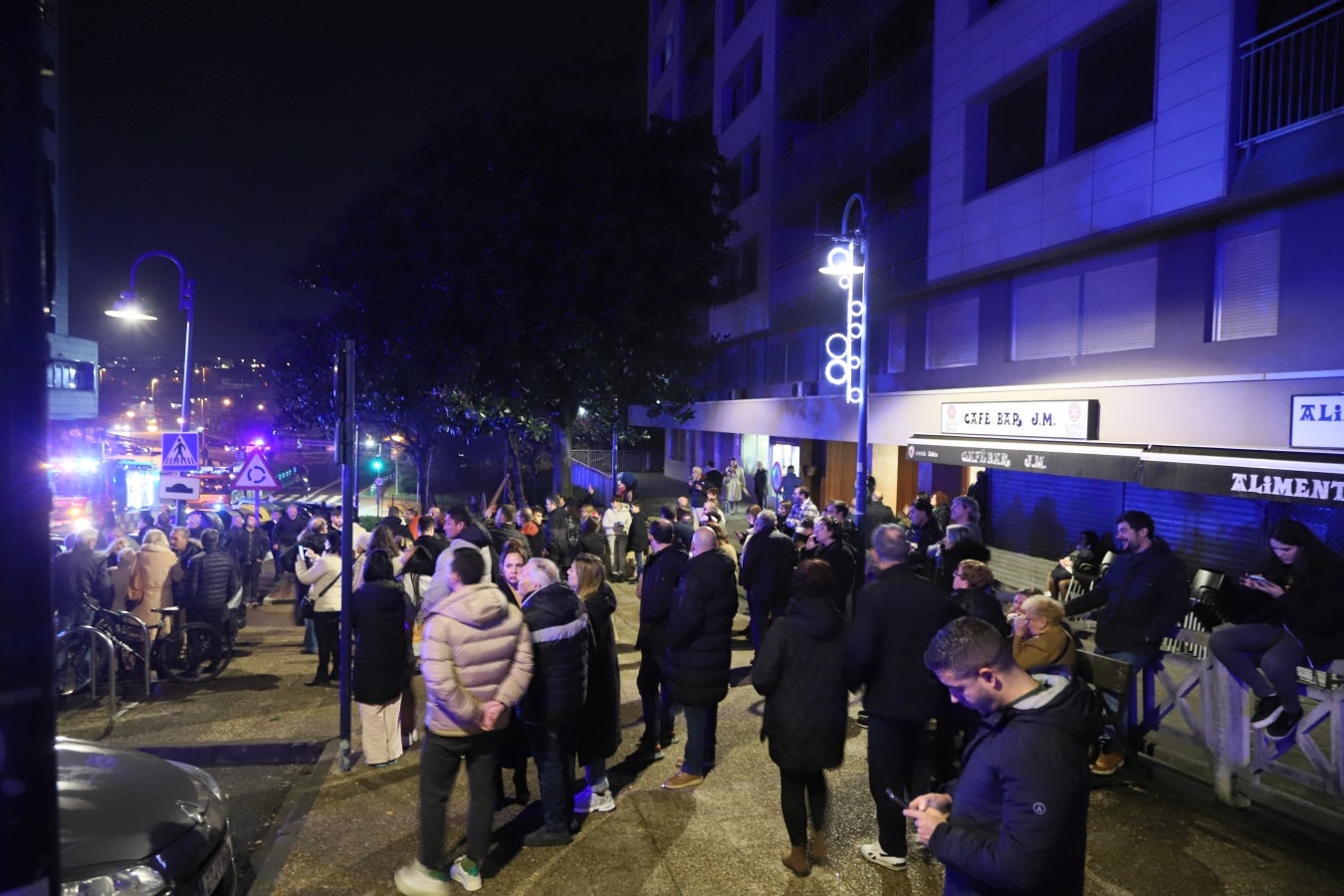 Incendio en una torre de viviendas de Errenteria por un cohete