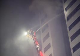Incendio en una torre de viviendas de Errenteria por un cohete