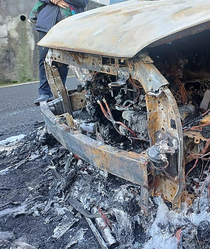 Imagen secundaria 2 - Dos coches calcinados en el barrio de Amara Viejo en Donostia
