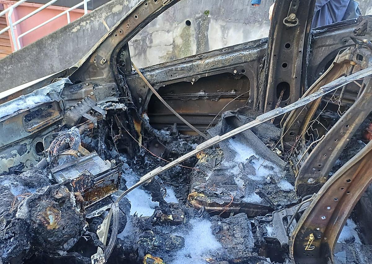 Imagen secundaria 1 - Dos coches calcinados en el barrio de Amara Viejo en Donostia