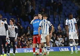 Kubo se duele al término del partido y Zubeldia y Gorosabel se funden en un sentido abrazo.