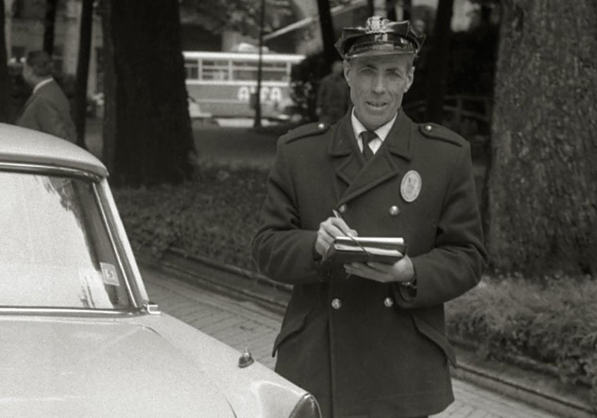 Un guardia municipal donostiarra, imponiendo una multa. En 1968 se pusieron más de 50.000.