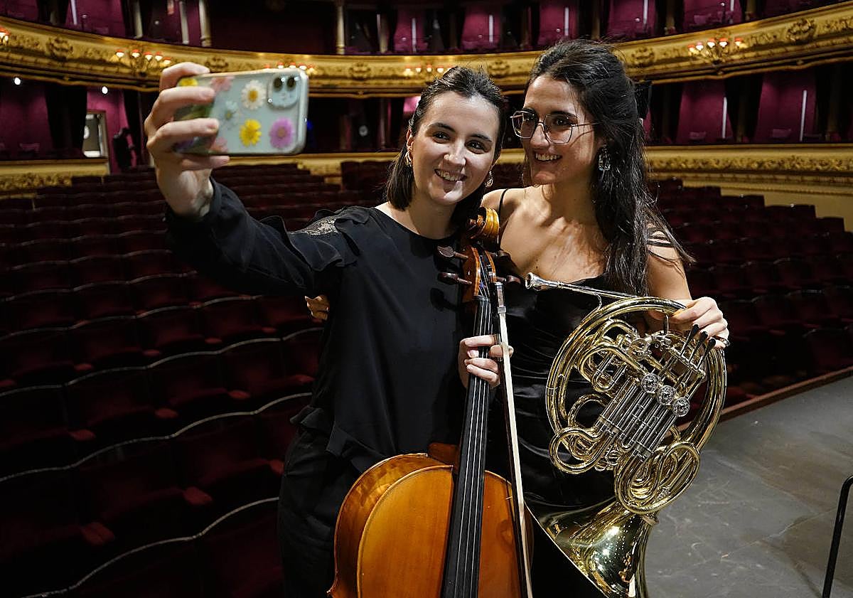 Imagen principal - Los protagonistas no quisieron dejar pasar la oportunidad de inmortalizarse con el anfiteatro de fondo, antes de un concierto en el que muchos de ellos se estrenaban. La sección de vientos atiende a las explicaciones del director durante el ensayo general en el teatro donostiarra. Bromas, risas y abrazos al caer el telón.