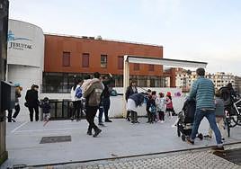 Entrada al centro Jesuitak de Donostia en una de las jornadas de huelga de diciembre.