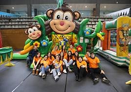 Los monitores del Parque Infantil de Navidad, preparados para tres días de actividades.