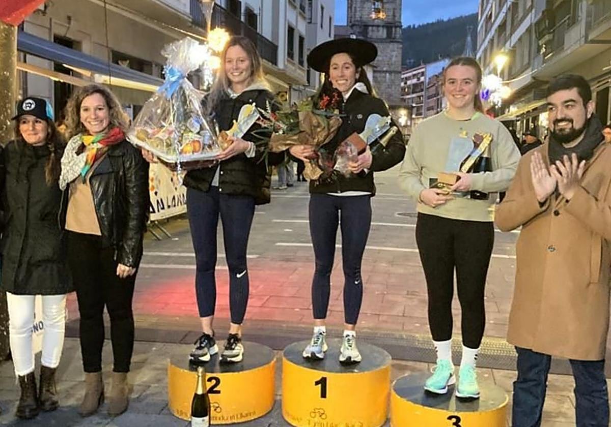Podio femenino, compuesto por tres legazpiarras, Irati Zurutuza en el primer puesto, Mikele Zurutuza en el segundo y Maider Encina en el tercero.