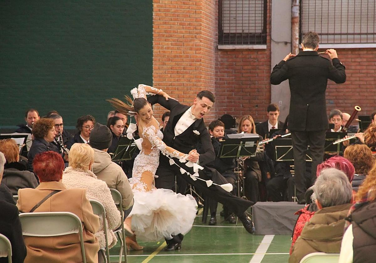 Los músicos de EMKE, acompañados de los bailarines Josune Gurrutxaga y Jon Menor, volverán a ser protagonistas este sábado.