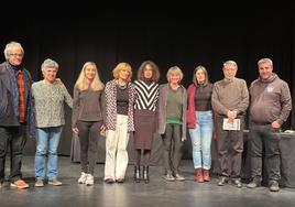 Miembros del jurado, representantes del ayuntamiento, las dos autoras galardonadas, la directora de Idazle Eskola y la hija de Karmele Igartua.