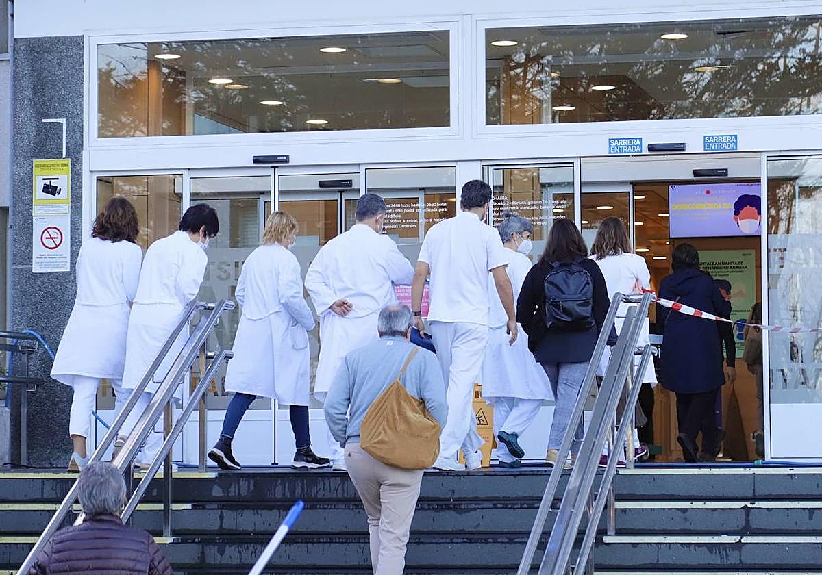 Un grupo de sanitarios accede al Hospital Donostia.