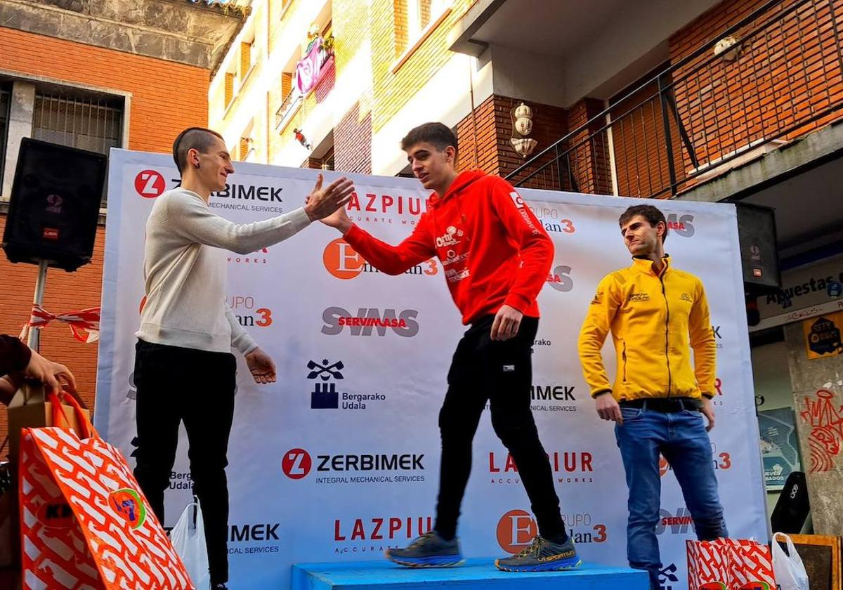 Larrea recibe el saludo del segundo clasificado Zunzunegi al acceder al podio.