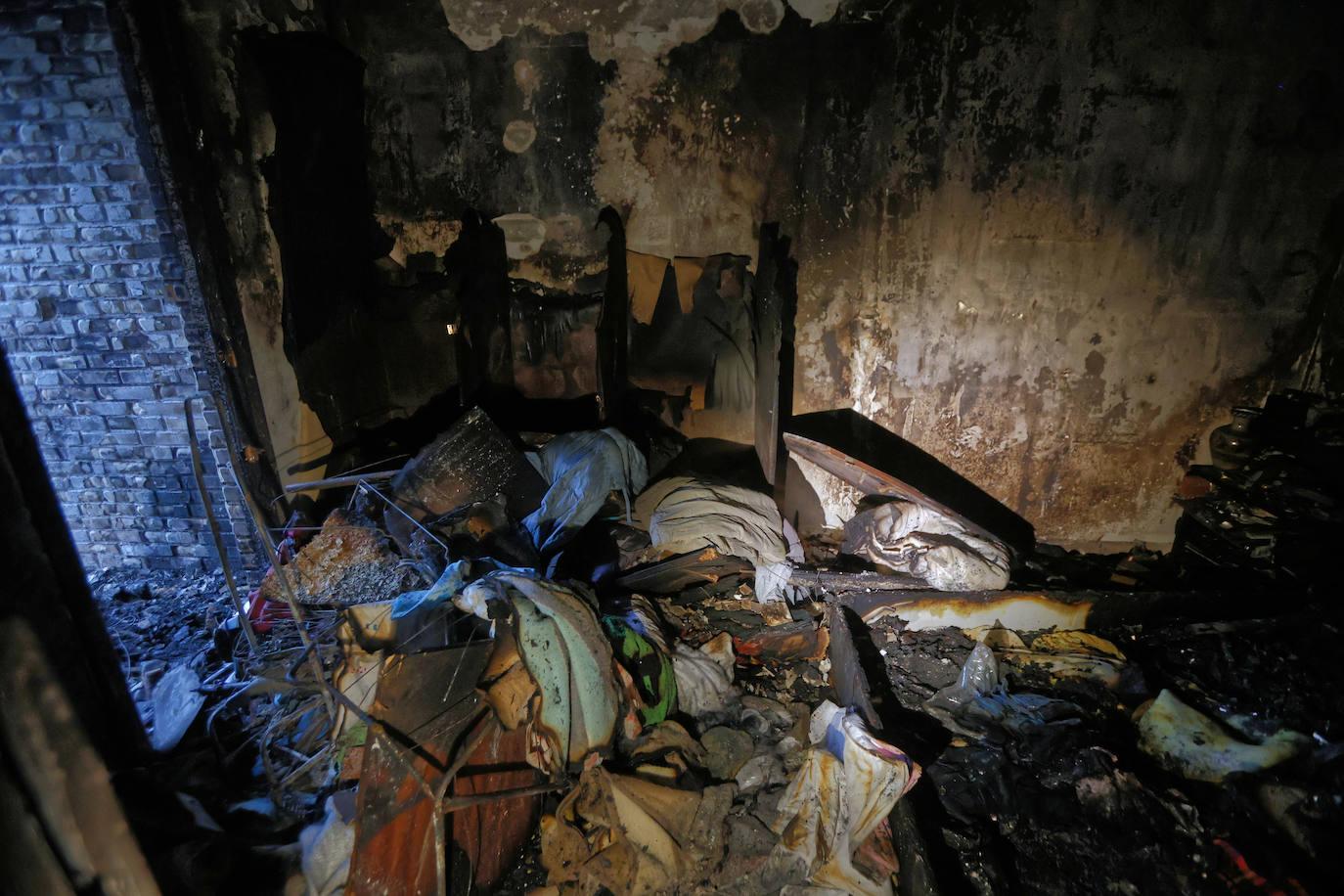 Fotos: La vivienda calcinada en Errenteria, desde dentro