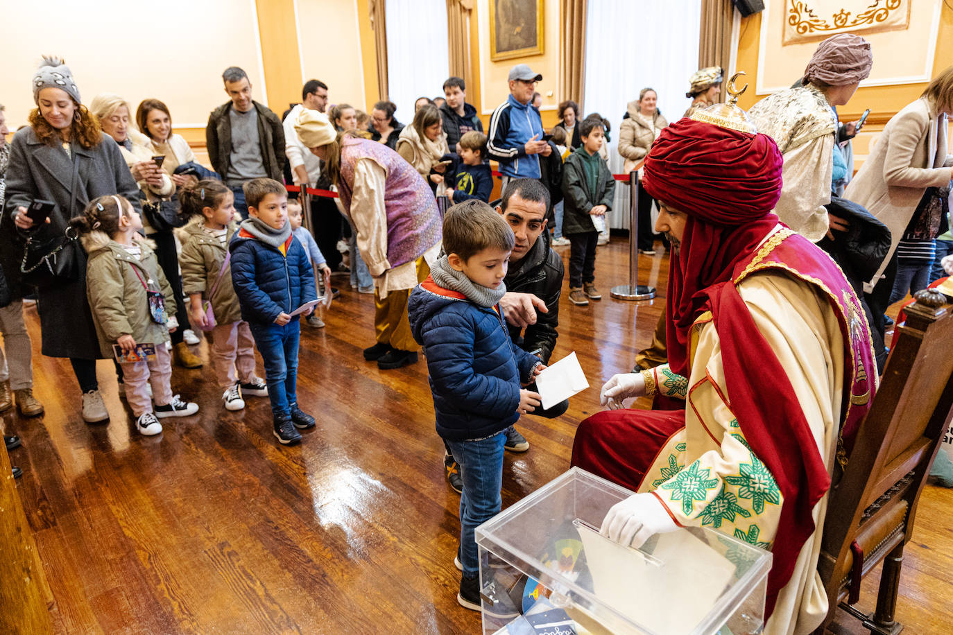 Los pajes de los Reyes Magos recogieron las primeras cartas