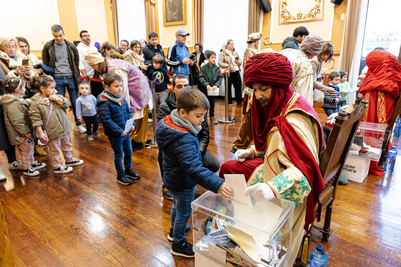 Los pajes de los Reyes Magos recogieron las primeras cartas
