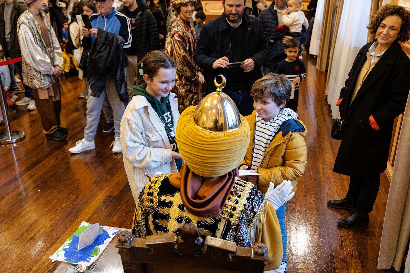 Los pajes de los Reyes Magos recogieron las primeras cartas