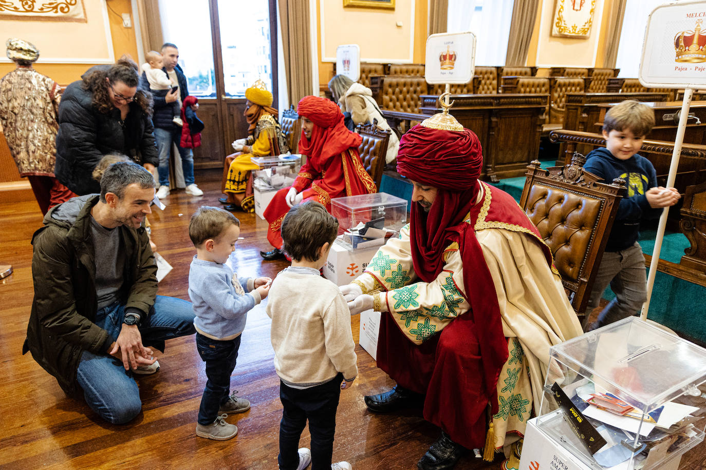 Los pajes de los Reyes Magos recogieron las primeras cartas
