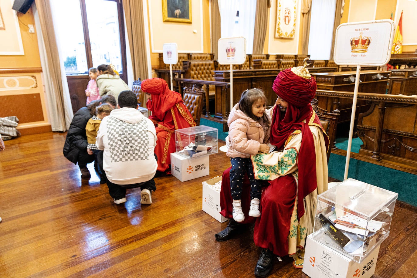 Los pajes de los Reyes Magos recogieron las primeras cartas