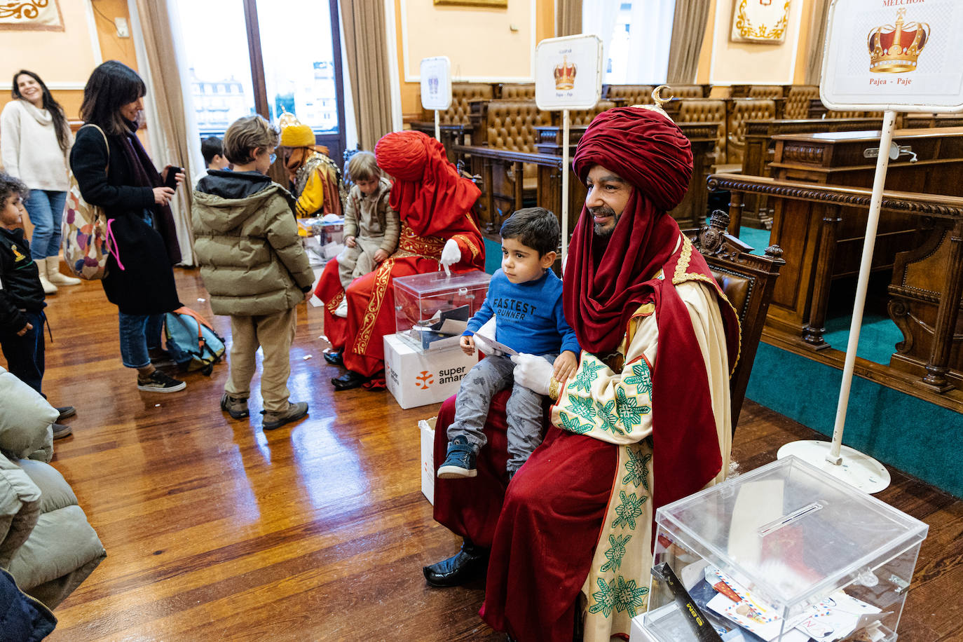 Los pajes de los Reyes Magos recogieron las primeras cartas