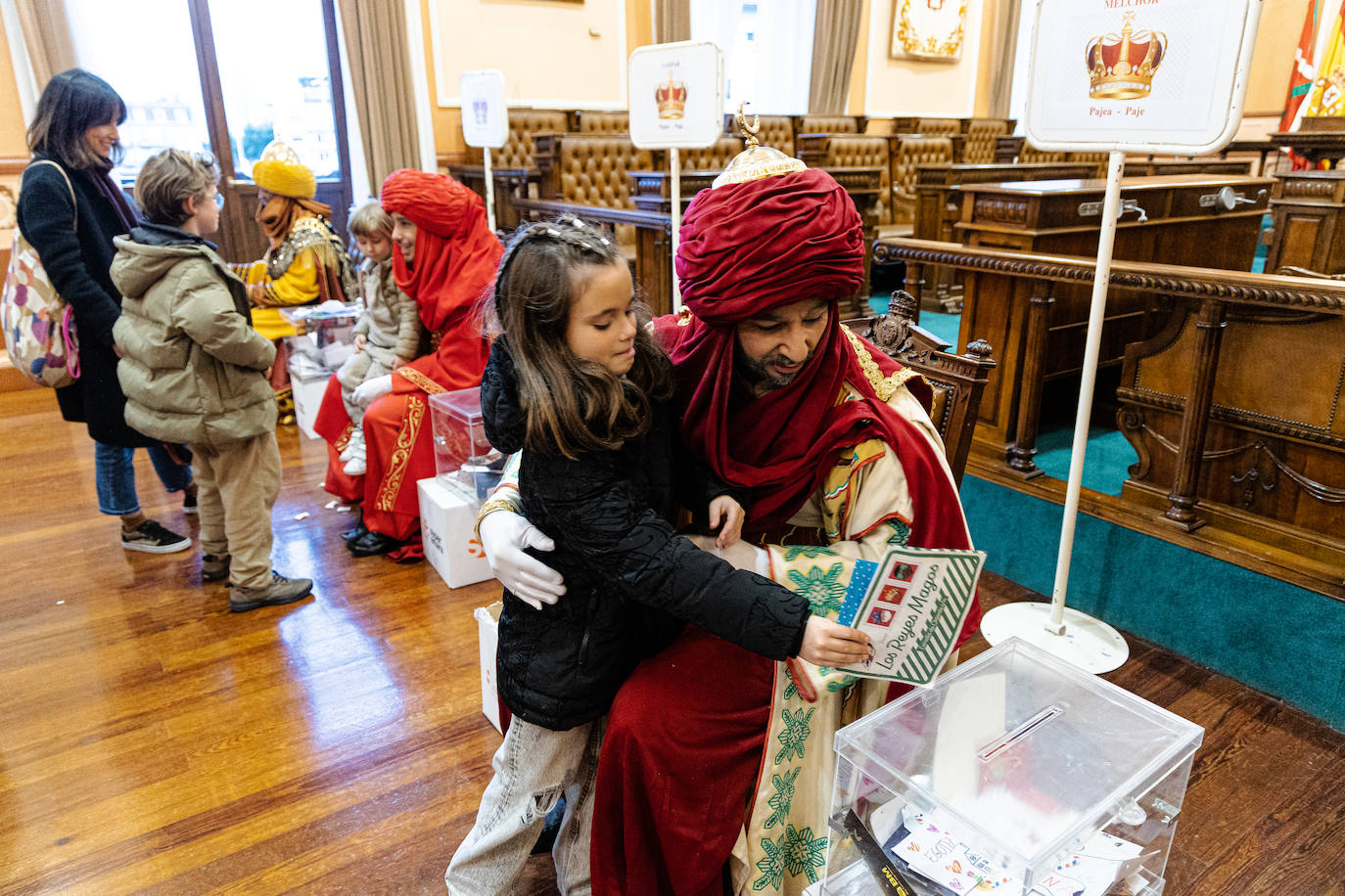 Los pajes de los Reyes Magos recogieron las primeras cartas