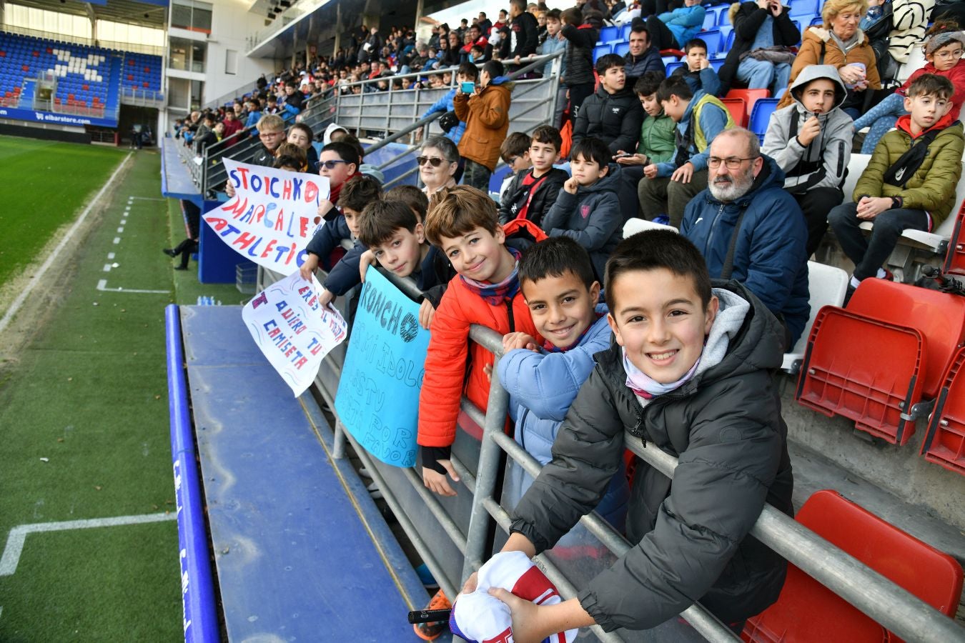 El Eibar calienta con su afición el derbi de Copa