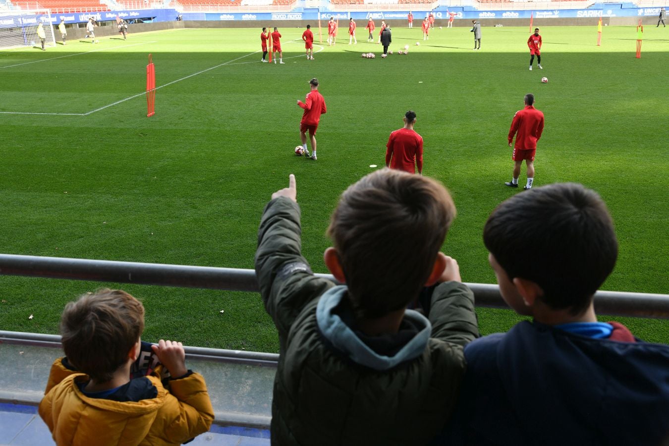 El Eibar calienta con su afición el derbi de Copa