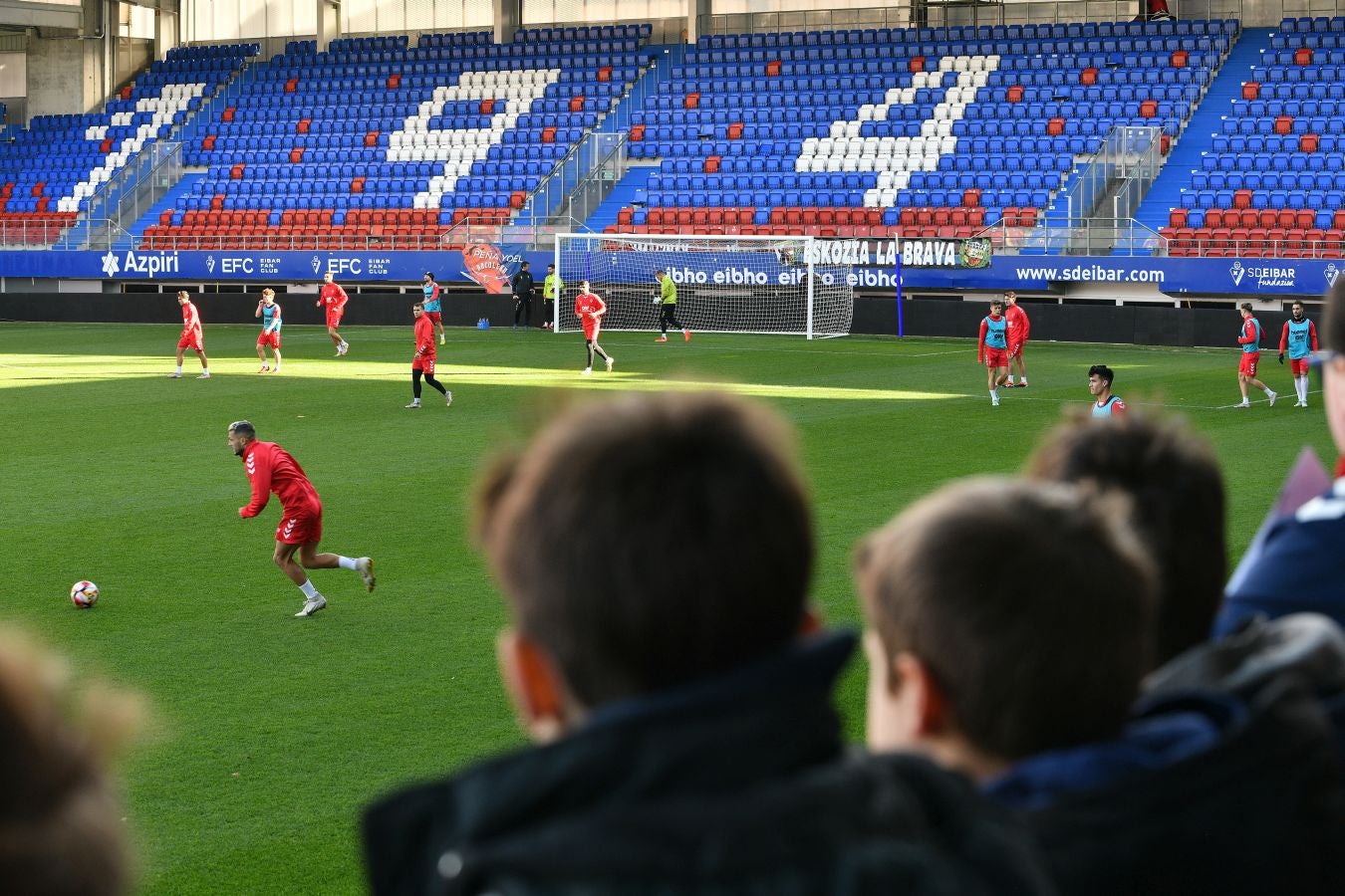 El Eibar calienta con su afición el derbi de Copa
