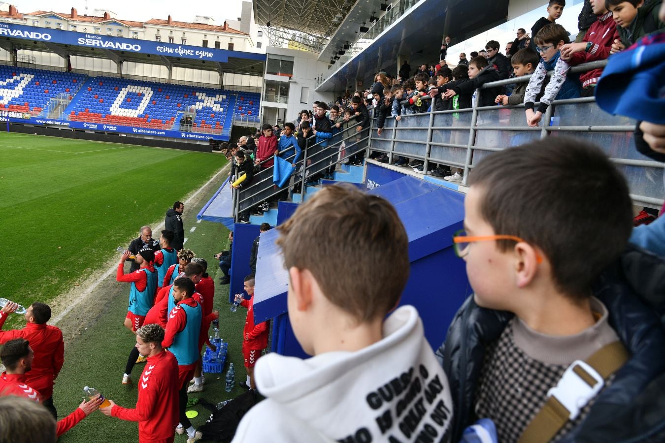 El Eibar calienta con su afición el derbi de Copa
