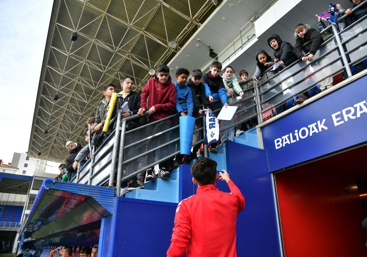 El Eibar calienta con su afición el derbi de Copa