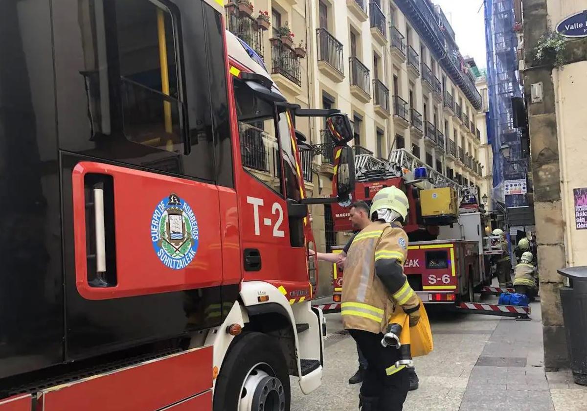 Una actuación de los bomberos en la Parte Vieja de San Sebastián.