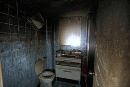 Sheila y su novio Hugo muestran el estado de uno de los dormitorios.