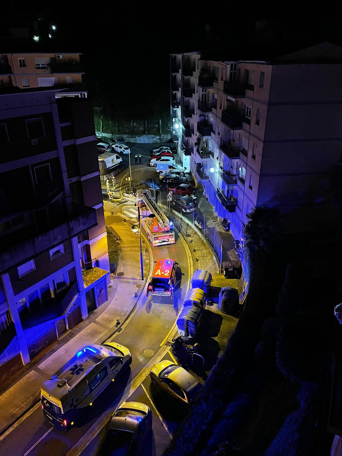 Bomberos la pasada madrugada junto al bloque de viviendas en el que se produjo el incendio en Trintxerpe.
