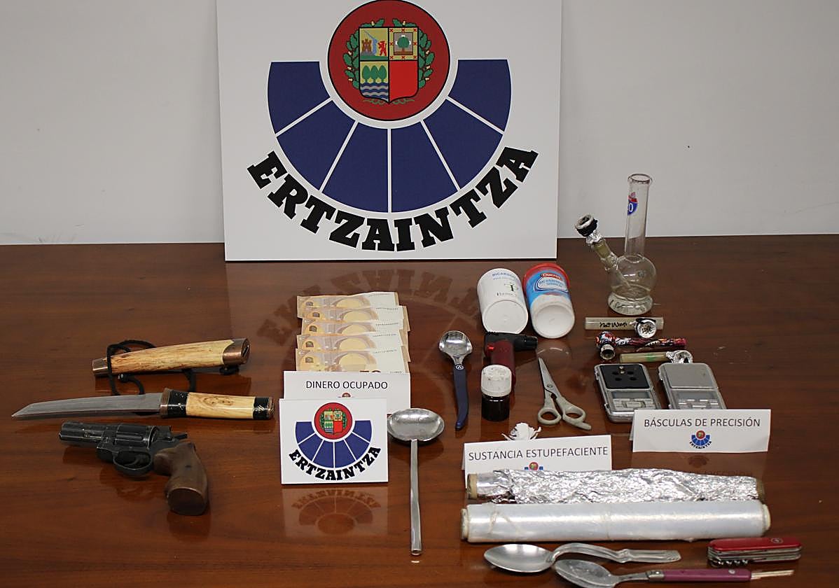 Material incautado en el vehículo al hombre de 39 años que atracó a otro en Irun.