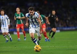 Mikel Oyarzabal corre con el balón durante el encuentro ante el Alavés.