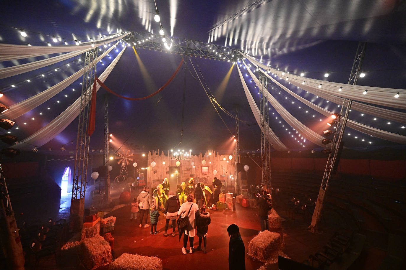 Emoción e ilusión en la entrega de cartas a los Reyes Magos en Tolosa