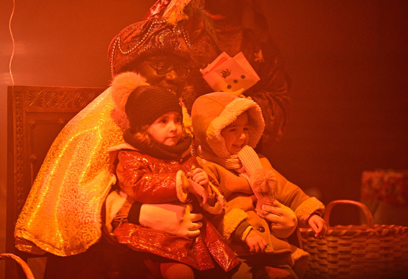 Emoción e ilusión en la entrega de cartas a los Reyes Magos en Tolosa