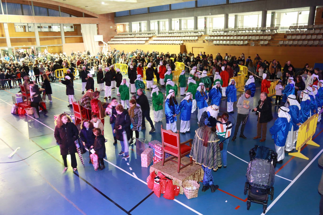 Los Reyes Magos han recibido a los niños en el polideportivo de Andoain