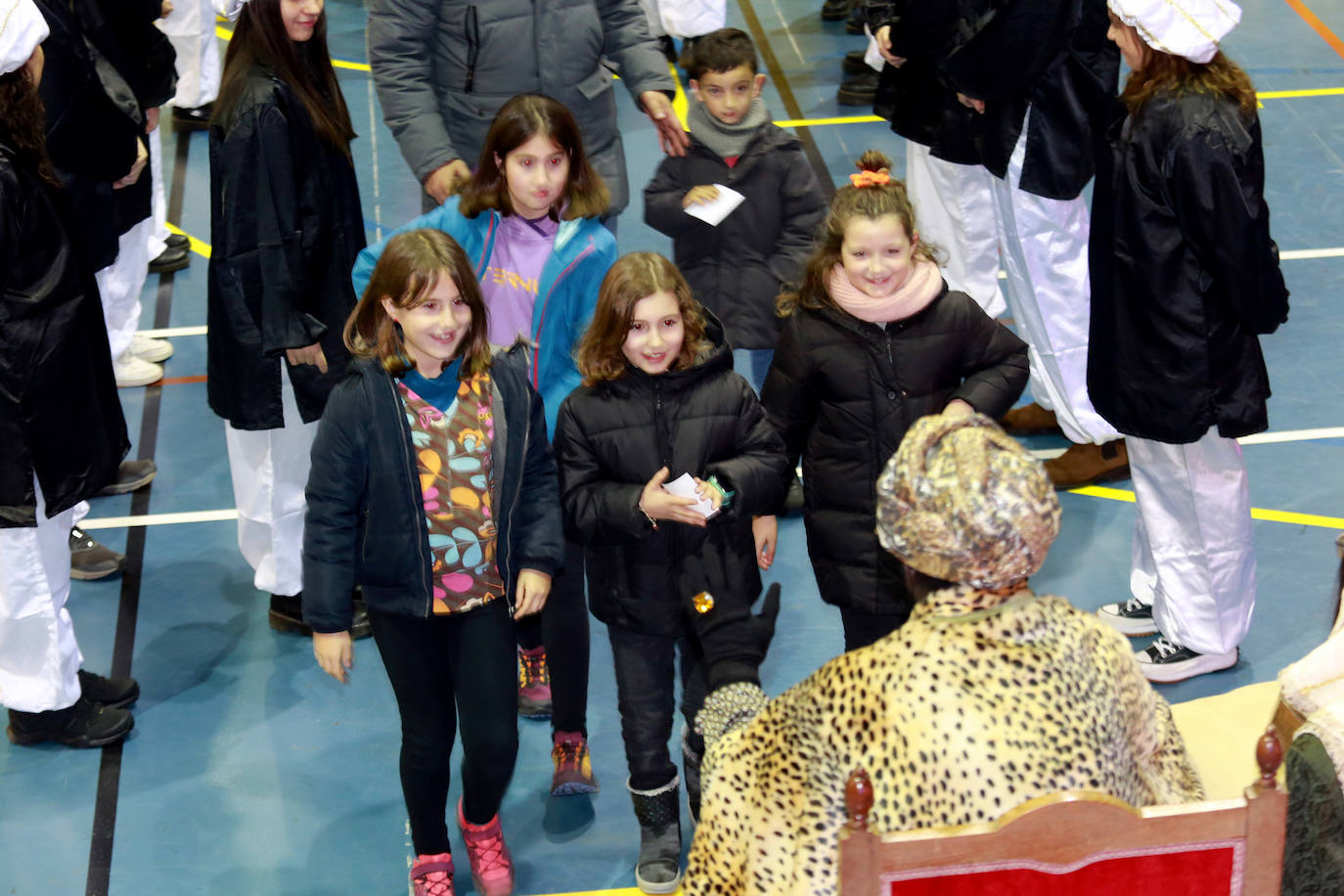 Los Reyes Magos han recibido a los niños en el polideportivo de Andoain